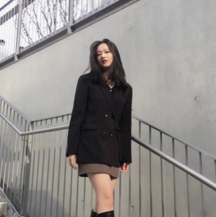 围栏里站着穿黑色衣服的女人中度可信度描述已自动生成